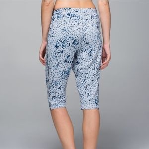 🌬️Lululemon Retreat Yogi Crop in Star Crushed Silver Fox Deep Navy